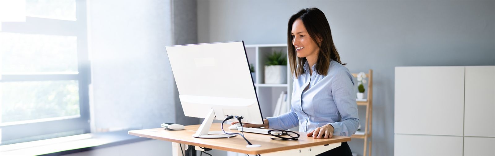 The Ergonomic Advantages of Sit-Stand Desks: A Healthier Approach to Work