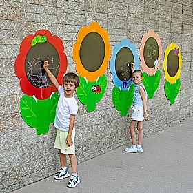 Outdoor Daisy Chalkboards